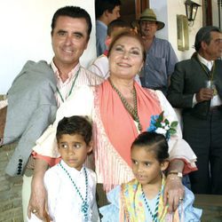 Rocío Jurado junto a Ortega Cano y sus hijos José Fernando y Gloria Camila
