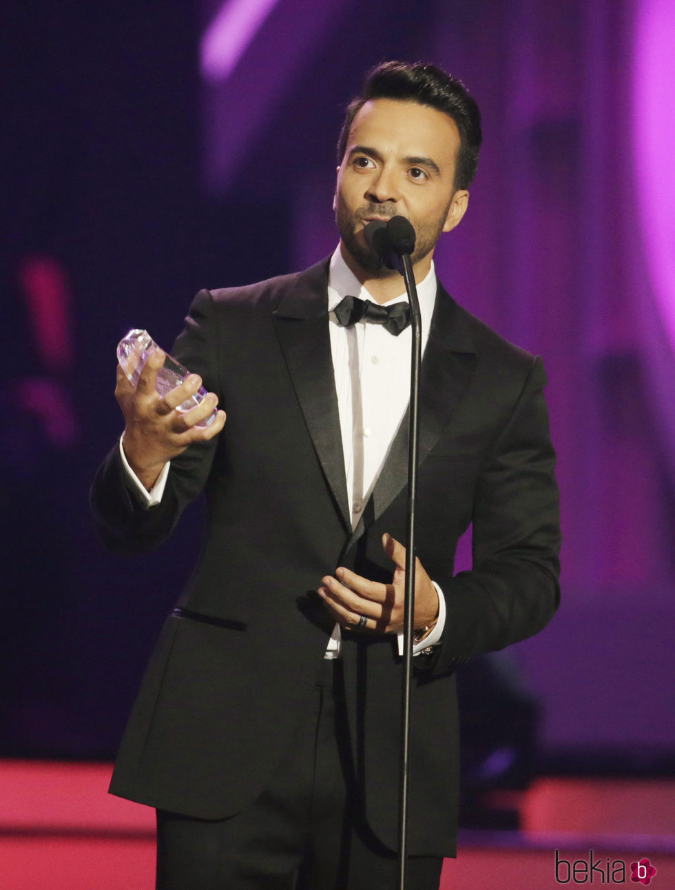 Luis Fonsi con su premio en los Billboard Latinos 2017