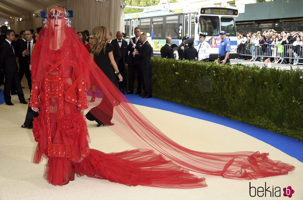 Katy Perry con un traje de Rei Kawakubo en la Gala MET 2017