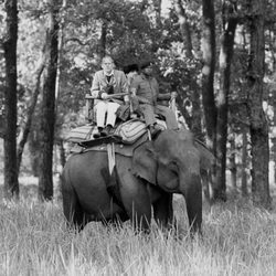 El Duque de Edimburgo montando en elefante en La India