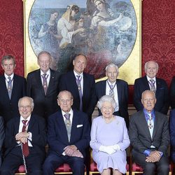 El Duque de Edimburgo posa con la Reina Isabel y los miembros de la Orden del Mérito tras anunciar que se jubila