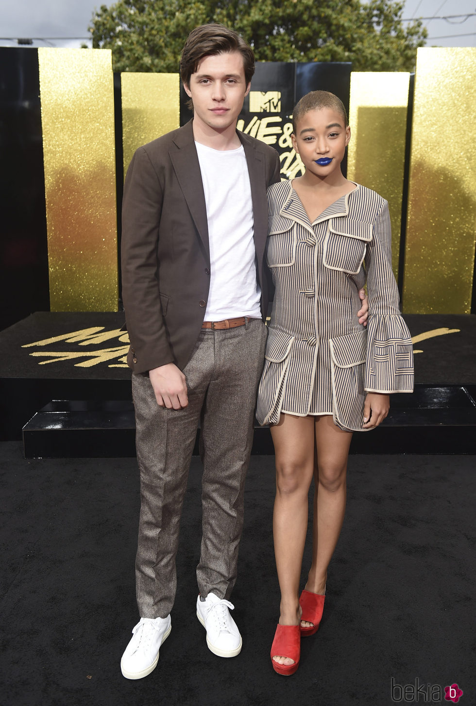 Nick Robinson y Amandla Stenberg en la alfombra roja de los MTV Movie Awards 2017