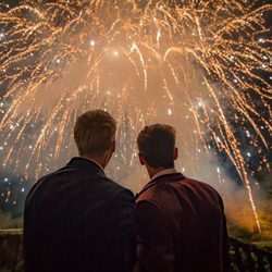 Tom Daley y Dustin Lance Black disfrutando de los fuegos artificiales en su boda