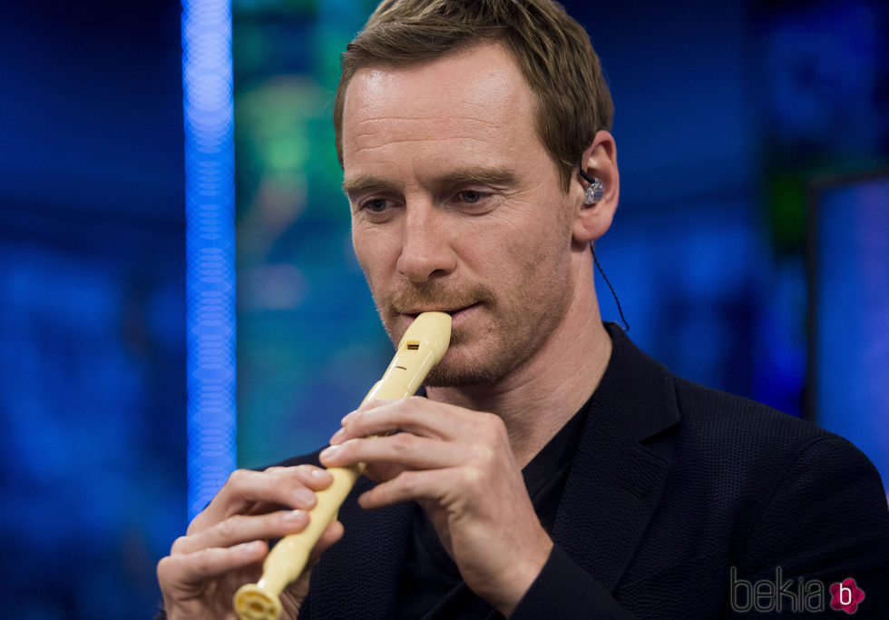Michael Fassbender tocando la flauta en 'El Hormiguero'