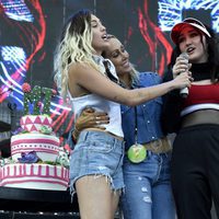 Noah y Miley Cyrus felicitando a su madre en el escenario del Festival Wango Tango 2017