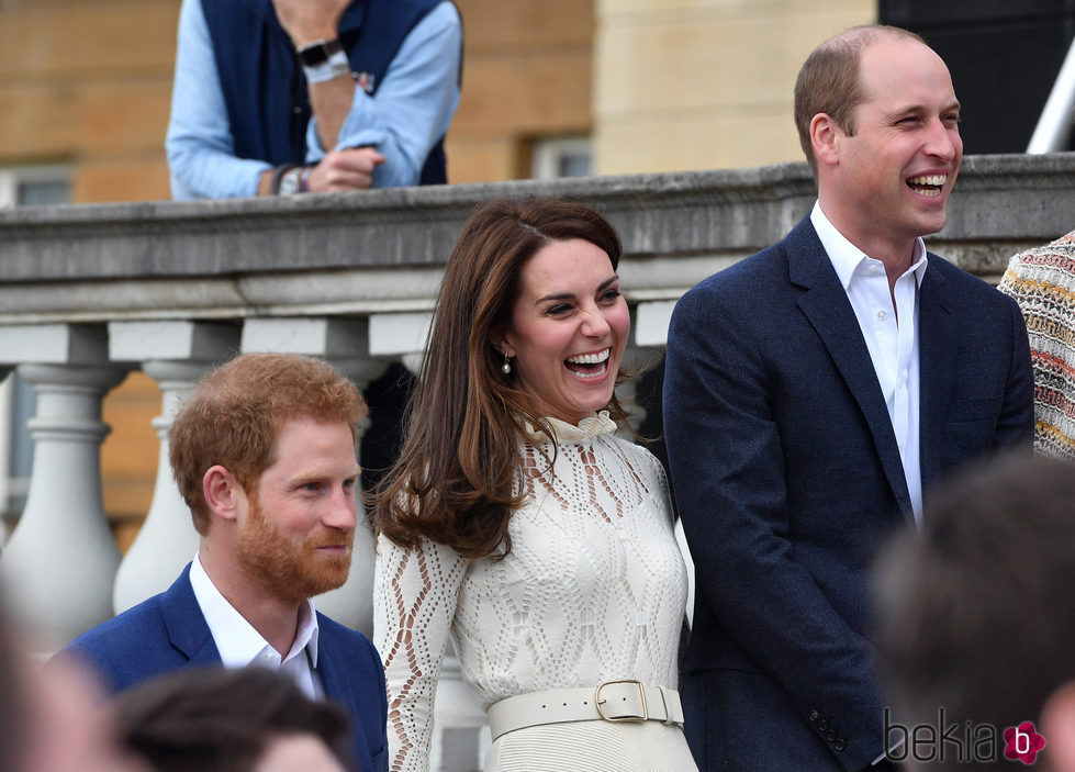 Kate Middleton con el Príncipe Guillermo y el Príncipe Harry en una fiesta
