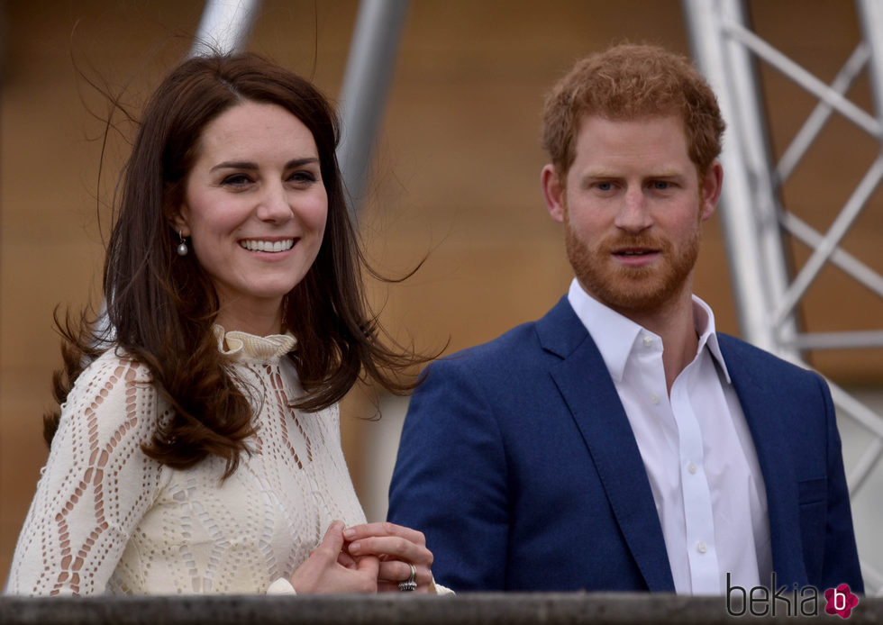 Kate Middleton y el Príncipe Harry en una fiesta homenaje a niños refugiados