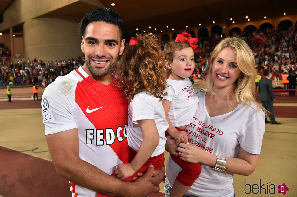 Falcao celebrando el titulo de liga con su mujer y sus hijas