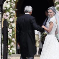 Pippa Middleton con su padre hacia el altar