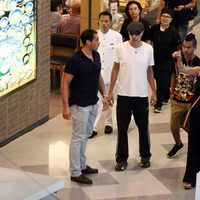 Angelina paseando con sus hijos y su hermano James