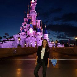 Paula Echevarría posando delante del castillo de Disneyland París