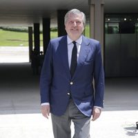 Íñigo Méndez de Vigo en la capilla ardiente de David Delfín en el Museo del Traje de Madrid
