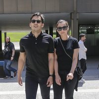 Alberto Caballero y Miren Ibarguren en la capilla ardiente de David Delfín en el Museo del Traje de Madrid