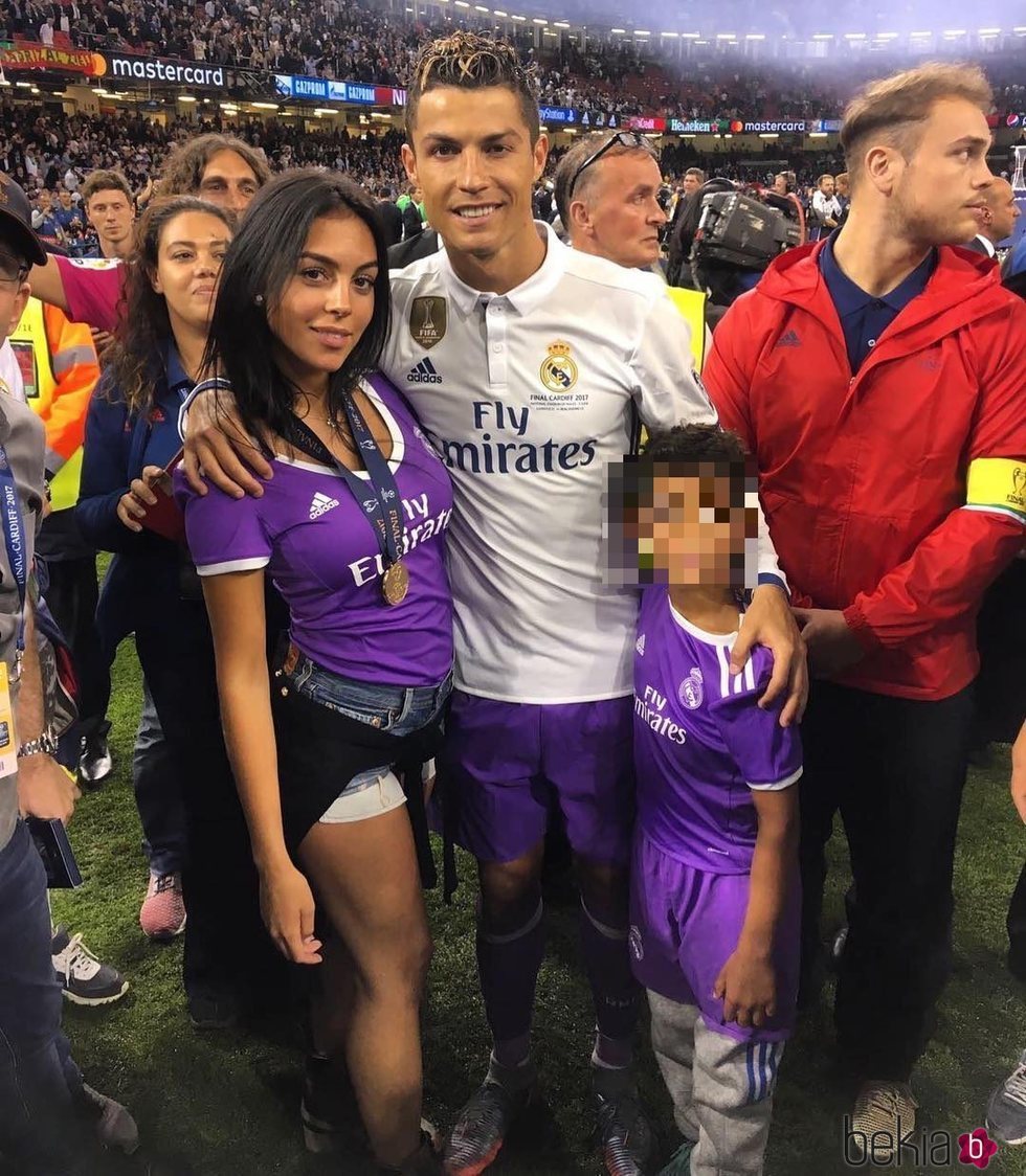 Cristiano Ronaldo celebrando la Champions 2017 con su hijo y Georgina Rodríguez