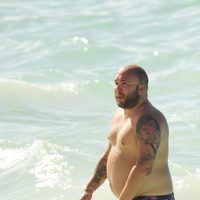 Kiko Rivera luciendo torso en las playas de Punta Cana