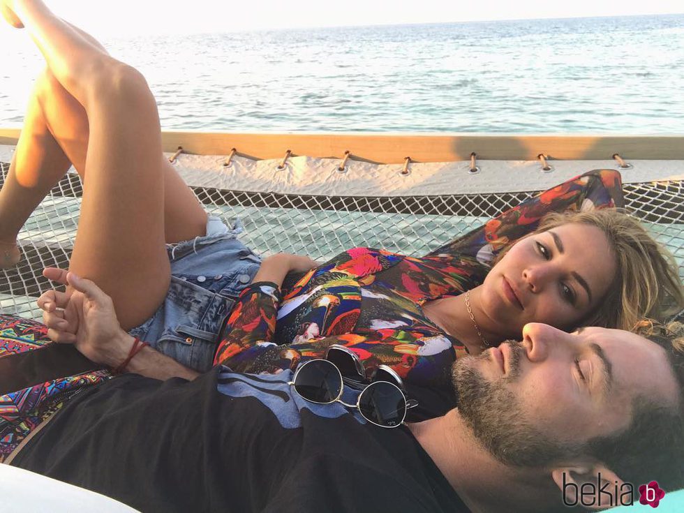 Rosanna Zanetti mirando fijamente a David Bisbal durante un paseo en catamarán