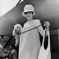 Barbra Streisand con su perro en 1966
