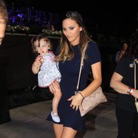 Irene Rosales con su hija Ana en brazos llegando al concierto de Isabel Pantoja en Sevilla