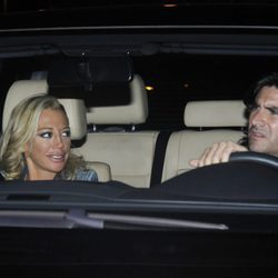Toño Sanchís con Belén Esteban en el coche