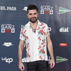 Juanes posando en el photocall del concierto 'Más es Más' de Alejandro Sanz