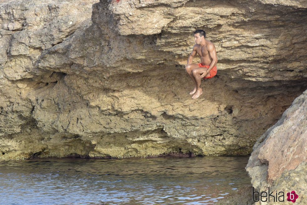 Mario Casas se tira al mar desde un acantilado en Ibiza