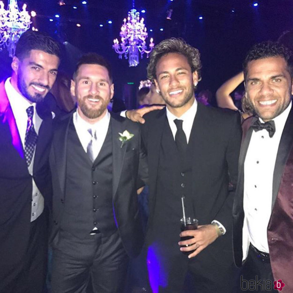 Luis Suárez, Neymar y Dani Alves con Leo Messi el día de su boda