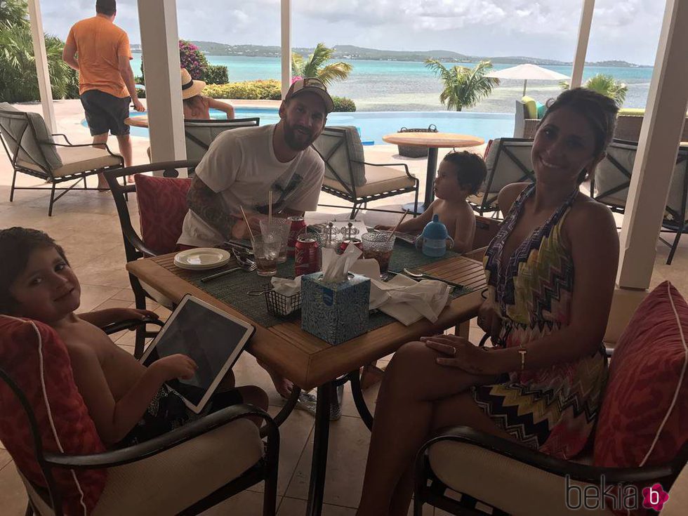 Leo Messi y Antonella Roccuzzo, de luna de miel con sus hijos