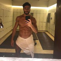 Marco Ferri fotografiándose en los espejos del gimnasio