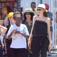 Angelina Jolie paseando junto a sus hijos por Disney Land