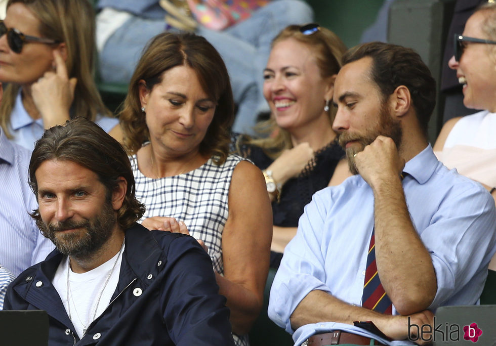 Bradley Cooper al lado de Carole y James Middleton en la semifinal de Wimbledon