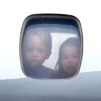 El Príncipe Jorge y la Princesa Carlota mira por las ventana del avión al llegar a Polonia