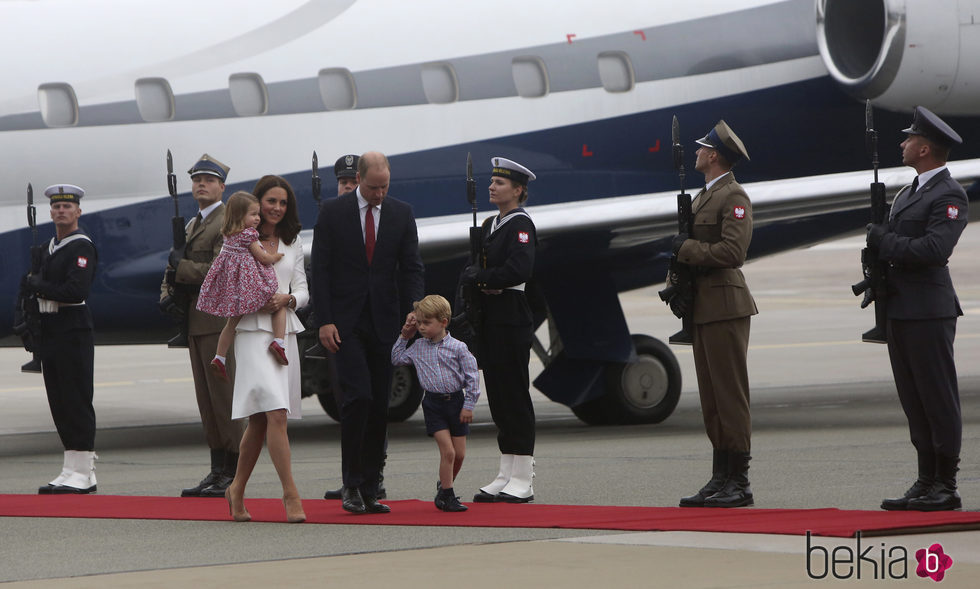 Los Duques de Cambridge y sus hijos a su llegada a Polonia