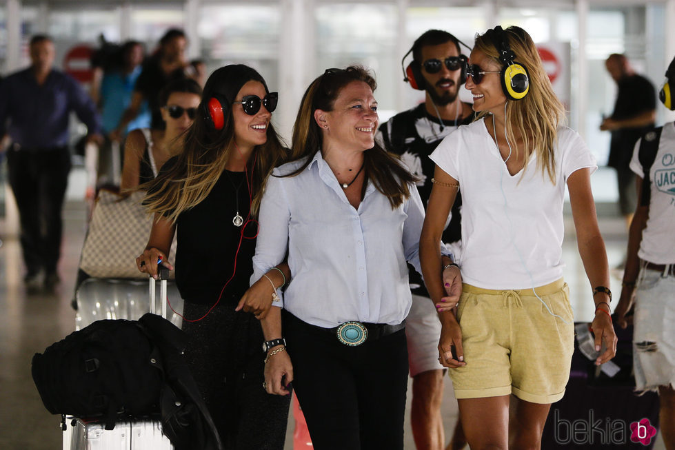 Laura Matamoros y Alba Carrillo a su llegada a España para la final de 'Supervivientes 2017'