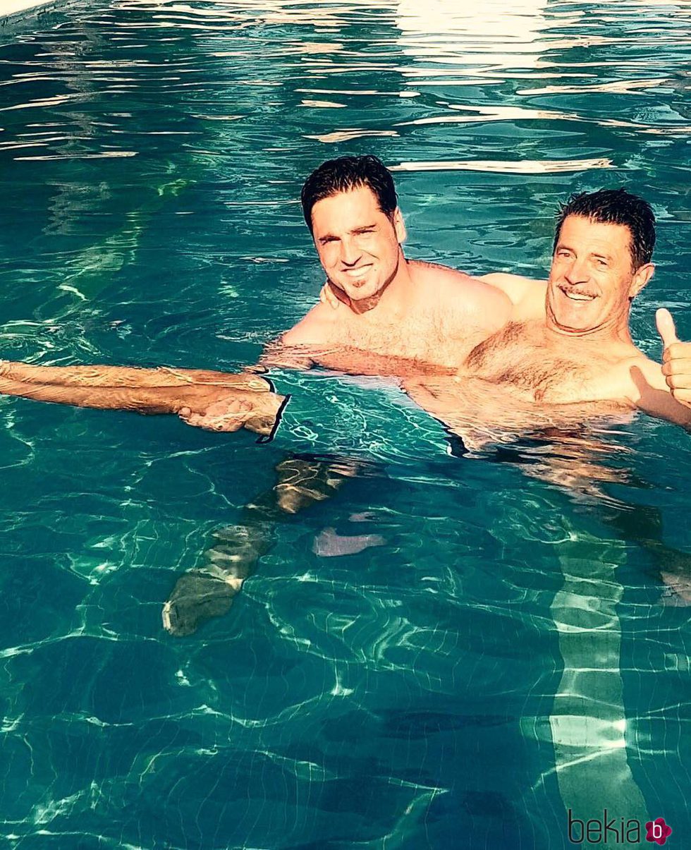 David Bustamante cogiendo a su padre en brazos en la piscina