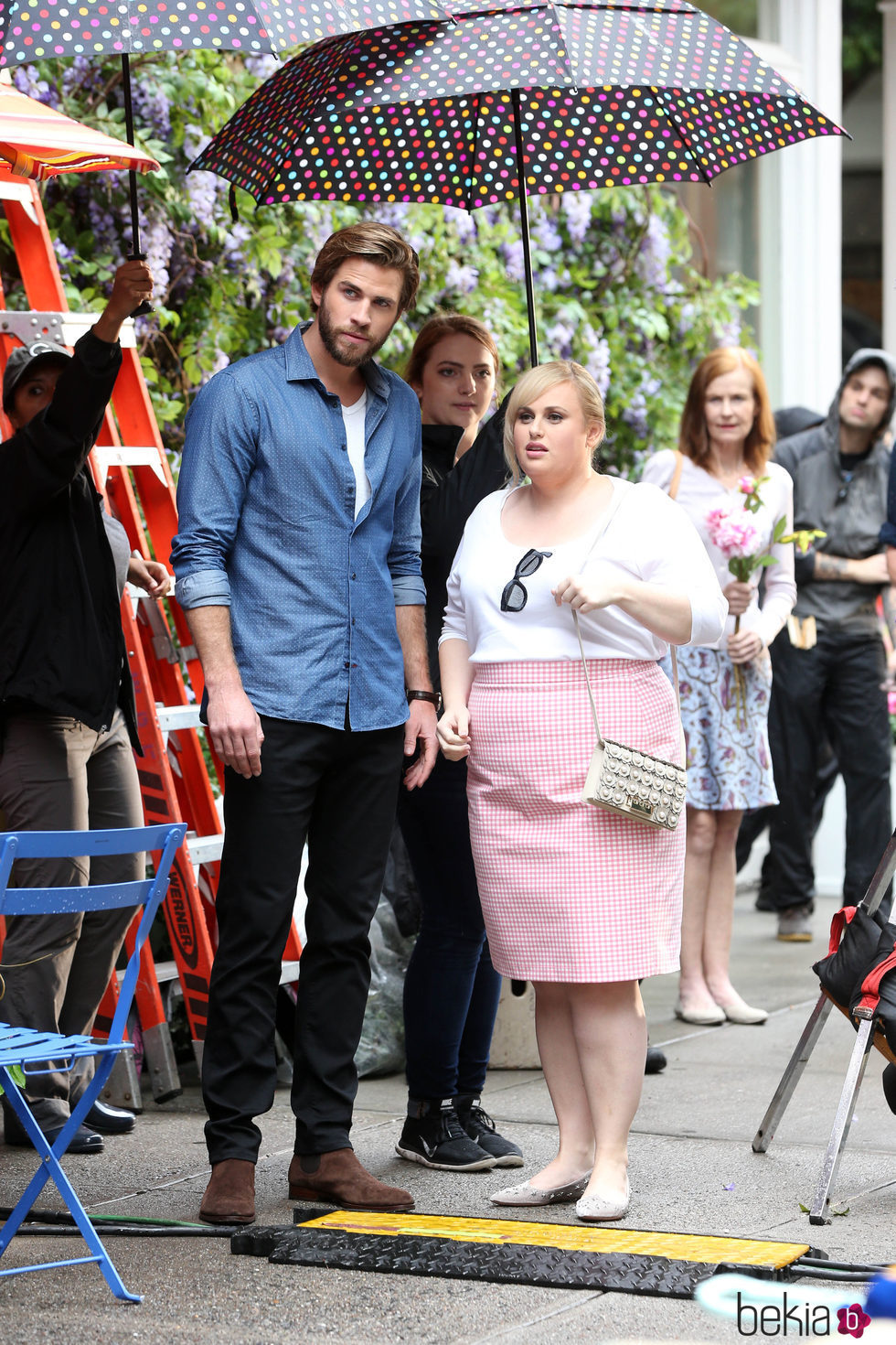 Liam Hemsworth y Rebel Wilson en el rodaje de 'No es romántico'