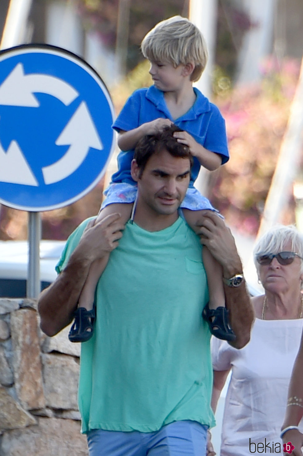 Roger Federer llevando a caballito a su hijo pequeño
