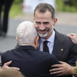 El Rey Felipe abraza a Pasqual Maragall en la celebración de los 25 años de Barcelona 92