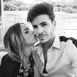 Gloria Camila dando un tierno besito a Kiko Jiménez
