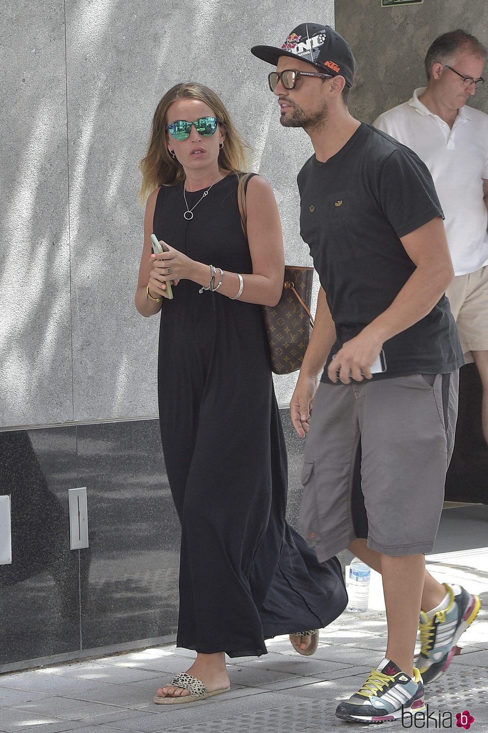 Marta Castro con un amigo visitando a Ángel Nieto en el hospital
