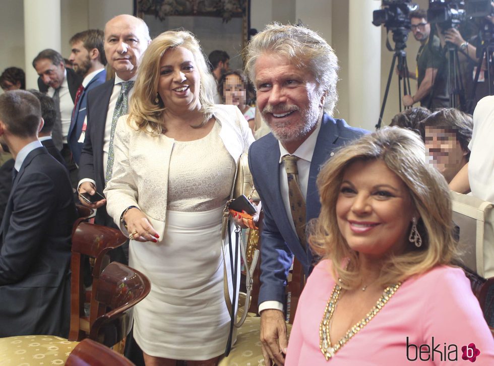 José Carlos Bernal, Carmen Borrego, Bigote Arrocet y Terelu Campos en el acto de entrega a María Teresa Campos la Medalla de Oro al Mérito en el Trabajo
