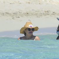 Tita Cervera y una de sus hijas dándose un baño en el mar en Ibiza
