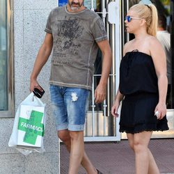 Jesulín de Ubrique y María José Campanario a la salida de una farmacia