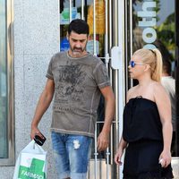 Jesulín de Ubrique y María José Campanario a la salida de una farmacia