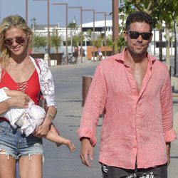 Carla Pereyra y Simeone paseando por Formentera