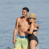 Jesulín de Ubrique y María José Campanario posando en bañador en la playa