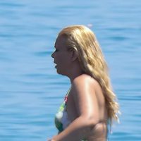 María José Campanario dándose un baño en el mar