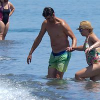 Jesulín de Ubrique ayuda a María José Campanario a salir del agua