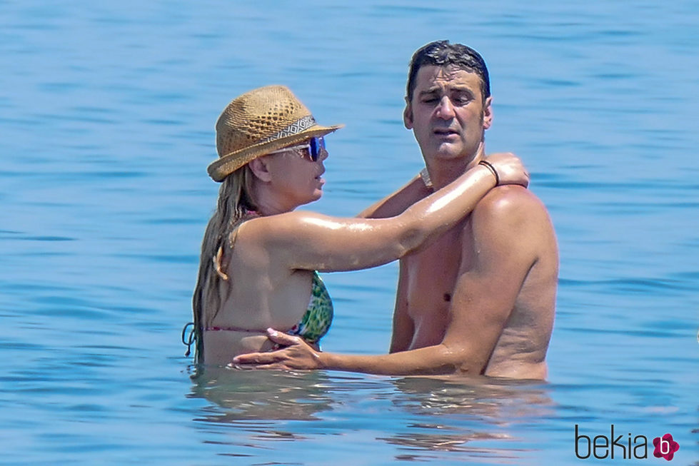 Jesulín de Ubrique y María José Campanario, muy enamorados en el mar