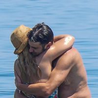 Jesulín de Ubrique y María José Campanario abrazados en el mar