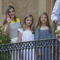 La Reina Letizia con la Princesa Leonor y la Infanta Sofía saludando en el posado veraniego